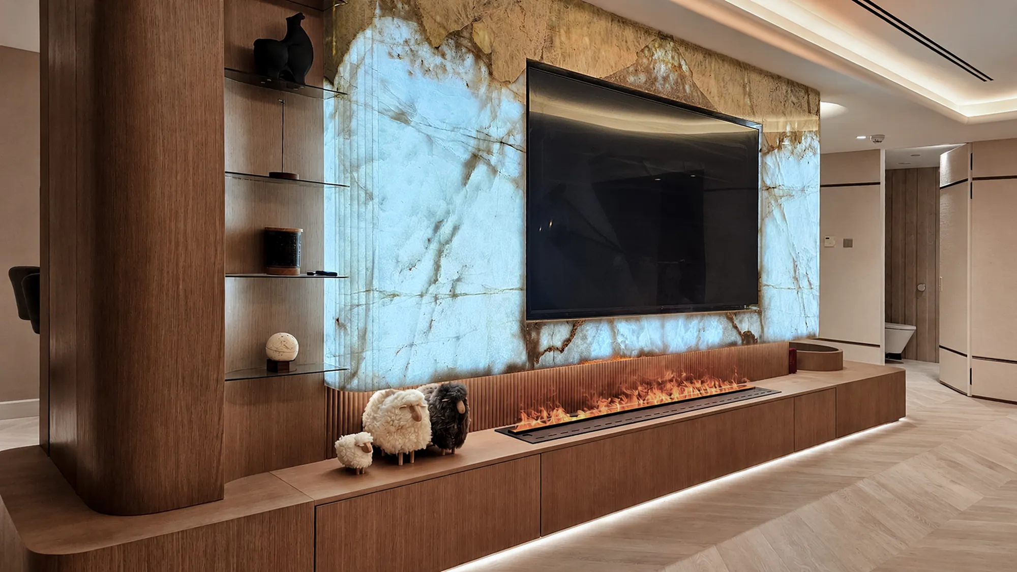 Living, onyx wall and fireplace — apartment interior in Dubai by Soltis Interiors