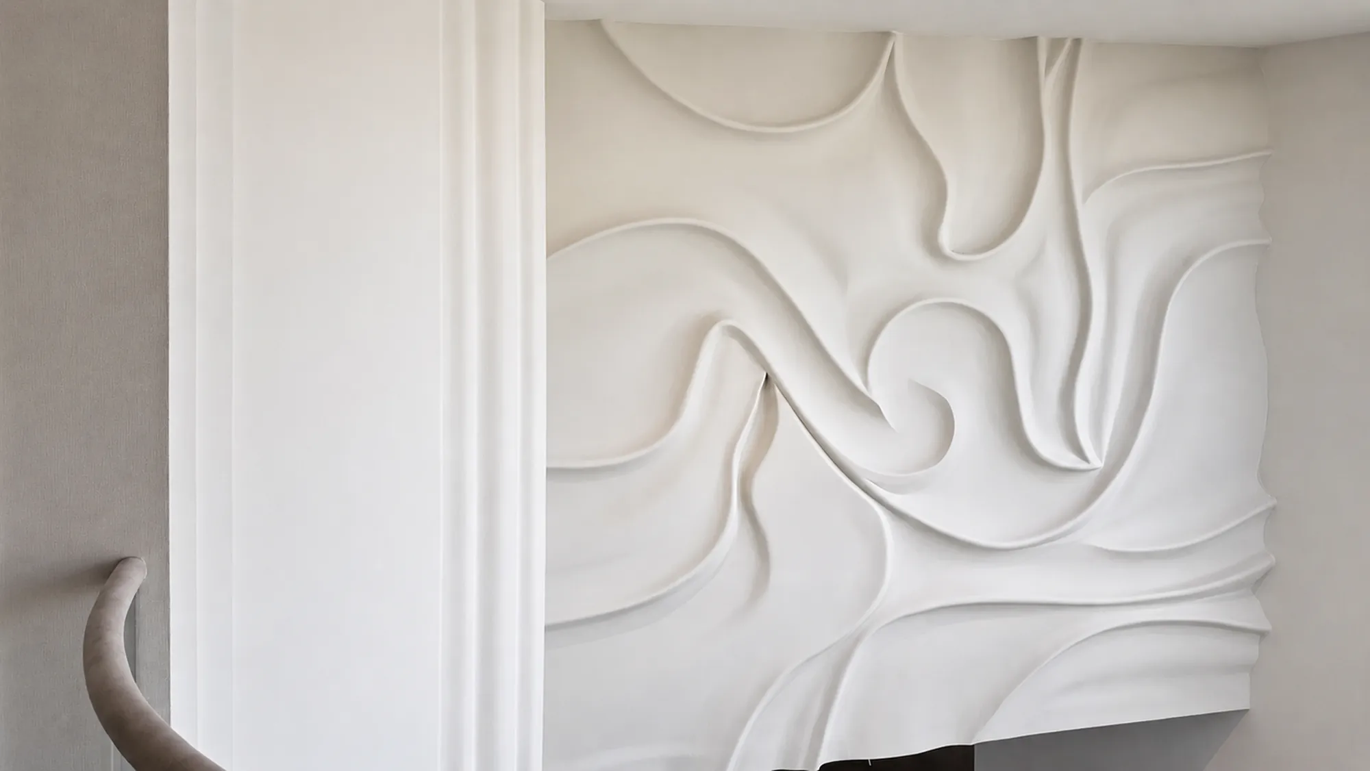 Living, sculptural relief panel — apartment interior in Dubai by Soltis Interiors